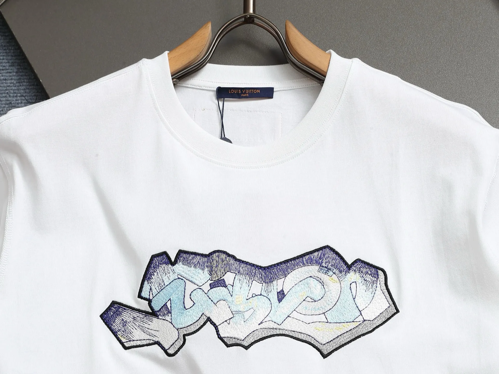🅿️170 High quality Louis 1V launches new poisonous mushroom T-shirt, early shipment, fully embroidered pattern, full of high-end feel, embroidered pattern T-shirt short sleeves, ZP feel, embroidery is clear and full, delicate, perfectly restored, same style for men and women, size XS.S.M.L